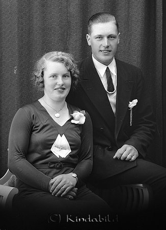 Manne Ståhl Högbjörke Horn
raja
Man och kvinna han klädd i kostym hon i klänning med en ros fäst vid bröstet

Nyckelord: Ståhl Horn