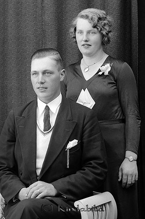 Manne Ståhl Högbjörke Horn
raja
Man och kvinna han klädd i kostym hon i klänning med en ros fäst vid bröstet

raja
Manne Ståhl var född 1912 i Kisa. Gift 1936 med Elsa Ingrid Maria född 1912 i Horn. De bodde i Manngården Hycklinge.
Källa: Sv dödbok
Källa: Gerd Pettersson

Nyckelord: Ståhl Horn