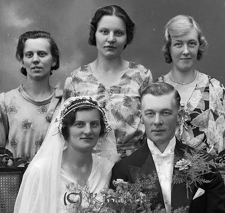 Olle Svensson Farstad Kisa
raja 
Brudpar och tre bröllopsvittnen   

raja
Brudgummen Olle Svensson med bruden Viola Sonja Regina Andersson född 1903 från Fagerhult.
 Olle Svensson lät bygga fastigheten Dalsro vid Farstad där han öppnade diverseaffär.
 Bortre raden fr vänster Astrid, NN ocn Tejna alla systrar till bruden.      
 Källa: Studiegruppen hembygdsgården

Nyckelord: Svensson Kisa