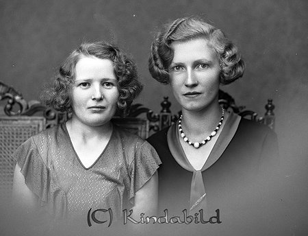 Helga Carlsson och Judith Pettersson Tomestorp Kisa
raja
Två kvinnor klädda i klänningar

Nyckelord: Pettersson Kisa