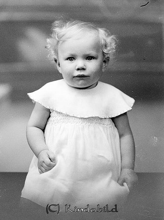 Margareta Karlsson Västra Eneby
raja
Liten flicka klädd i ljus klänning

Nyckelord: Karlsson Västra Eneby