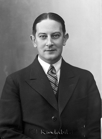 Tage Sterner Kisa
raja
Man klädd i skjorta slips och kavaj

raja
Tage Sterner var född 1898 i Kisa. Gift 1929 med Edel Gunborg född 1905 i Fornåsa. Svea Nilsson som var gift med Erik Nilsson i Kisa var uppvuxen i Tage Sterners hem. Han arbetade inom skogen trodde någon.
 Tage dog 1975 i Linköping.
 Källa: Studiegruppen hembygdsgården 
Nyckelord: Sterner Kisa