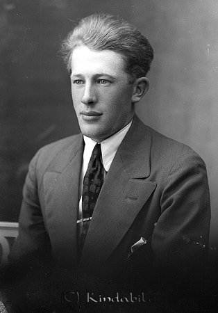 Rickard Johansson Läppstad Svalsjö
raja
Man klädd skjorta slips och kavaj  

raja
Han var född 1908 i Tidersrum. Rickard var gift med Margit. De hade en son Inge. han dog 1984 i Läppstad.
 Källa: Studiegruppen hembygdsgården och Sv dödbok. 
Nyckelord: Johansson Svalsjö