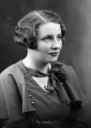 Ingrid Wallenberg Kisa
raja
Kvinna klädd i mörk klänning och med en rosett runt halsen  

raja
Ingrid var född 1914 i Kisa. Hon gifte sig med Arthur Andersson.
 Hon var föreståndare på Pressbyrån i Kisa innan hon började med Ingrids Mode (Kisa Hatt och Hutt) tillsammans med Arthur.
 Flyttade sedan affären till Tvärgatan i Kisa i Richtshuset.
 Källa: Studiegruppen hembygdsgården
Nyckelord: Wallenberg Kisa