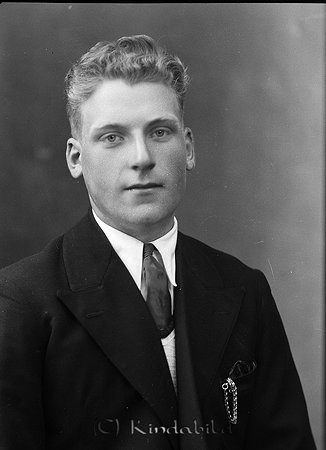 Henry Svensson Millngetorp Kisa
raja
Man klädd skjorta slips och kavaj  

raja
Henry Svensson var född 1913 i Horn. Gift med Maja Lisa född 1917 
 i Vimmerby. Maja växte upp tillsammans med syskonen Ericsson i Näs Vimmerby.
 Henry och Maja brukade först Älö och sedan Ålhult i Södra Vi och till sist Bleckenblad i Horn.
 De hade två söner Hans och Bengt.
 Källa: Studiegruppen hembygdsgården 
Nyckelord: Svensson Kisa