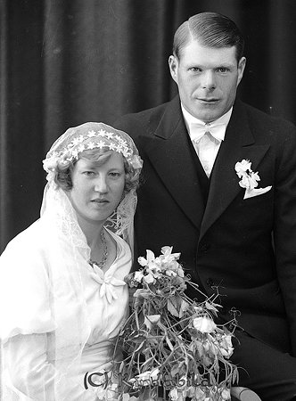 Julius Johansson Svalsjö
raja 
Brudpar          

raja
Julius Johansson född 1898 i Kisa och Hilda Matilda född 1906 i Tidersrum.
 Paret bodde i Stenhammar Svalsjö. Julius arbetade som vägarbetare och cyklade runt på vägarna med spade och andra redskap på pakethållaren.
 De hade en dotter Britta som gifte sig med Gustav Jonsson.
 Källa: Studiegruppen Kisa hembygdsgård 
Nyckelord: Johansson Svalsjö