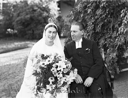 Kyrkoherde Myrgård Kisa
raja 
Brudpar          

raja
David Myrgård och Tyra född Andersson, dotter till gästgivare Andersson Kisa.
Kyrkoherde Myrgård var född 1895 i Gårdeby församling och dog 1966 i �?gården Kisa. Thyra dog 1985 i �?gården.
Källa: Sv Dödbok
Källa: Gerd Pettersson 

Nyckelord: Myrgård Kisa
