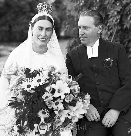 Kyrkoherde Myrgård Kisa
raja 
Brudpar          

raja
Kyrkoherden i Kisa David Myrgård och Thyra född Andersson, dotter till gästgivare Andersson Kisa.
 David Myrgård var gift tidigare och hade sonen Bengt Olof. Hustrun dog ung. Thyra födde honom tre barn.
 Källa: Studiegruppen Kisa hembygdsgård 
Nyckelord: Myrgård Kisa
