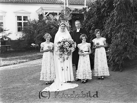 Kyrkoherde Myrgård Kisa
raja 
Brudpar och tre brudtärnor          
Nyckelord: Myrgård Kisa