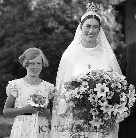 Kyrkoherde Myrgård Kisa
raja 
Bruden och en brudtärna          

raja
Tärnan är Ulla-Karin Bergman född 1921 i Kisa. Hon gifte sig med Anders Grape.
 Källa: Studiegruppen Kisa hembygdsgård 
Nyckelord: Myrgård Kisa