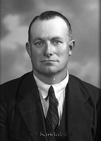 Karl Borg Kvisterum Horn
raja
Man klädd skjorta slips och kavaj  

raja
Karl Borg var född 1896 i Oppeby församling, gift med Marta Elisabet Petersson född 1893 i Horn. Han dog 1953 i Kvistrum.
Källa: Kyrkoarkiv Horn och Sv dödbok 
Källa: Gerd Pettersson

Nyckelord: Borg Horn