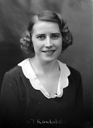 Karin Sandström Kisa
raja
Kvinna klädd i mörk klänning med ljus krage

Karin Sandström, dotter till Gustaf och Ida Sandström.
Hon gifte sig med Gösta Wikström född 1907 i Tjärstad.
Källa: Studiegruppen hembygdsgården 
Nyckelord: Sandström Kisa