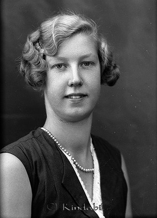 Dagny Carlsson Säby Hägerstad
raja
Kvinna klädd i ärmlös klänning och med ett pärlhalsband runt halsen

raja
Dagny Carlsson Albertsson var född 1914 i Oppeby. Hon arbetade som hembiträde i Säby hos Axel Herman Jakobsson.
Källa: Församlingsbok Hägerstad 
Källa: Gerd Pettersson

Nyckelord: Carlsson Hägerstad