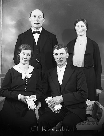 Aldor Johansson Hult Kisa
raja
Kan vara Anna o Aldors bröllopsfoto

Bakre raden f.v. Gustav från Kämpekulla i Norra Vi och Hildur Johansson som är syster till Aldor Johansson.
Närmast kameran f.v. är Anna Johansson som var syster till Gustav. Alltså två syskonpar.  
Nyckelord: Johansson Kisa
