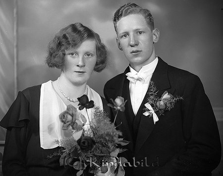 Lilly och Alvar Sandelius Kölefors
raja 
Brudpar

raja
Alvar Sandelius och Lilly född Lindholm. De bodde grannar i Kölefors. De hade två barn. Alvar dog 1940 i brusten blindtarm.
Källa: Studiegruppen hembygdsgården. 
Nyckelord: Sandelius Kölefors