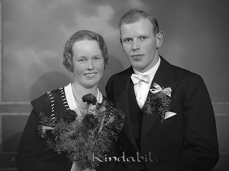 Carl Andersson Egna Hem Kisa
raja 
Brudpar          raja
Karl "Kalle sadel" och Märta Andersson. Han var duktig fotbollsspelare i Skänninge innan han flyttade till Kisa. Han blev lagledare i Kisa Bollklubb. Han arbetade som tapetserare hos Gothniers i Kisa. De bodde bl a i Hjortslund och i huset på Storgatan där Iris Blomsterhandel låg.
De hade en son Hans, född 1937 i Kisa och som arbetade som kriminalare och han tog sig namnet Dagerstig.
Källa: Studiegruppen hembygdsgården. 
Nyckelord: Andersson Kisa