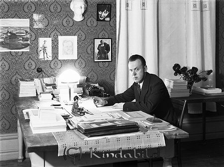 Valter Ljungkvist Kisa
raja
En man klädd i kostym som sitter vid ett skrivbord

raja
Detta torde vara författaren Walter Bertil Ljungquist. Född 11 juni 1900 i Kisa. Död 22 maj 1974 i Kisa. Gift två gånger och andra gången från 1950 med författarinnan Gerda Annti, Kisa 
Källa: Staffan Edstrand
Nyckelord: Ljungkvist Kisa