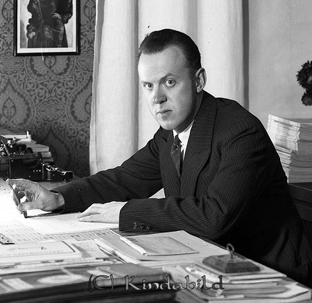 Valter Ljungkvist Kisa
raja
En man klädd i kostym som sitter vid ett skrivbord

Nyckelord: Ljungkvist Kisa