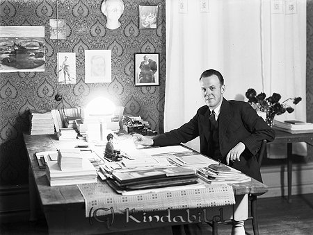 Valter Ljungkvist Kisa
raja
En man klädd i kostym som sitter vid ett skrivbord

Nyckelord: Ljungkvist Kisa