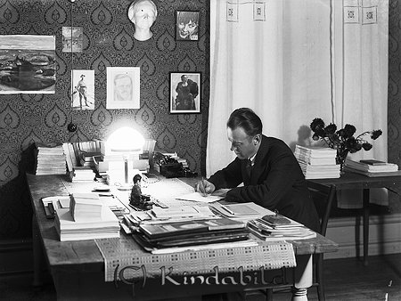 Valter Ljungkvist Kisa
raja
En man klädd i kostym som sitter vid ett skrivbord

Nyckelord: Ljungkvist Kisa
