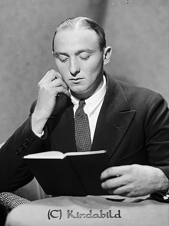 Herr Einar Fröberg Väsby Horn
raja
En man som sitter i en korgstol och läser en bok

Nyckelord: Fröberg Horn