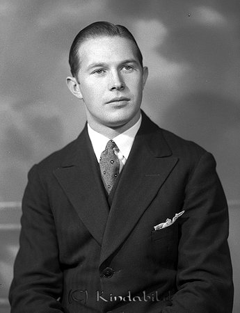 Harry Fält Horn
raja
Man klädd skjorta slips och kavaj  

raja
Instrumentmakare Harry Fält född 1907.
Föräldrar Fabrikör Gustaf Oskar Fält och Hedvig Augusta född Dahlberg.
Harrys syskon:
Ruth född 1914 gift med Sven Vahlström
Britta född 1921 gift med Hartvig Josefsson
Harry var en skicklig fiolbyggare. Han bodde i Gustafsborg, Gamlebyleden 3 i Horn.
Källa: Kindasocknarna Horn och Hycklinge 
Källa: Gerd Pettersson

Nyckelord: Fält Horn