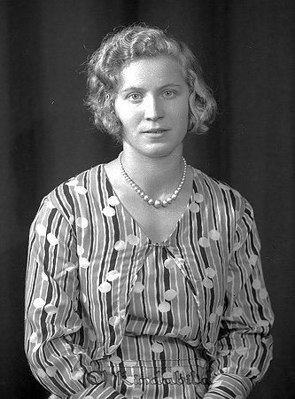 Ingrid Johansson Kärra Björkfors
raja
Kvinna klädd i klänning och med ett pärlhalsband runt halsen 

raja
Ingrid Johansson född 1914 i Oppeby, dotter till Anders Johan Anton Johansson och Anna Matilda född Nilsson
Familjen bodde i Kärra Storgård.
Syskon till Ingrid:
karl Anders Gunnar född 1908
Torsten född 1912
Karin Margit Viola född 1922
Britta Ingegerd född 1925
Anna Linnea född 1926
Sven Inge Sören född 1937
Källa: Folkräkning 1940 
Källa: Gerd Pettersson

Nyckelord: Johansson Björkfors