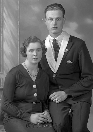 Yngve Gustafsson Örneström
raja
Man och kvinna han klädd i kostym hon i klänning knäppt med stora vit knappar 

raja
Yngve Gustafsson född 1912 son till Karl Alfred Gustavsson och Hulda Fransson i Brevstugan under Örneström.
Källa: Kyrkoarkiv Kisa 1928-1935 
Källa: Gerd Pettersson 

Nyckelord: Gustafsson Örneström