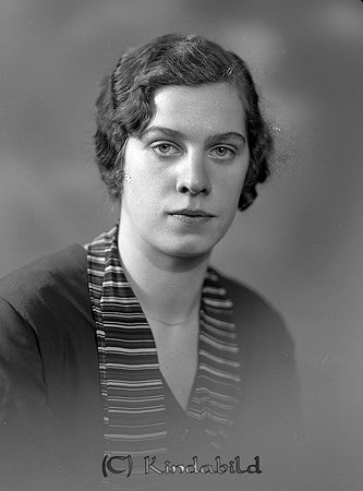 Ingrid Pettersson Fiskarhemmet Norra Vi
raja
Kvinna klädd i klänning med med randig krage 

raja
Ingrid Pettersson var född 1914, dotter till Oskar Pettersson och Maria född Svensson.
 Syskon till Ingrid var Anna-Lisa och Sven.
 Källa: Jan Andersson 
Nyckelord: Pettersson Norra Vi
