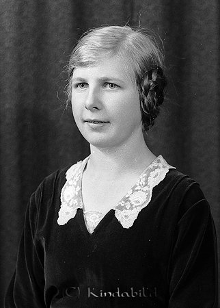 Elsa Karlsson Tjusta Slätmon
raja
Kvinna klädd i klänning med en virkad spetskrage

raja
Elsa Karlsson var född 1914 i Västra Eneby. Hon gifte sig 1946 med Elis Holm i Tjustad. Barnen är Karl och Kerstin..
 Källa: Studiegruppen hembygdsgården

Nyckelord: Karlsson Slätmon