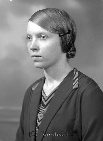 Nanna Johansson Sätra Oppeby
raja
Kvinna klädd i randig blus under en kavaj

raja
Nanna Johansson född 1905, dotter till Anders Johan Andersson och Anna Arvida född Stjernqvist Oppeby.
Syster Rut Maria född 1912.
Hon var gift 1935 med Karl Gustav Andersson född 1888 från Hägerstad.
De bosatte sig i Årteryd.
1950 hade en finsk fosterson Veijo Antero född 1936
Källa: folkräkning 1950 
Källa: Gerd Pettersson

Nyckelord: Johansson Oppeby