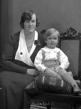 Carl Johan Adlercreutz Hornsberg
raja
Pojke klädd i ljus skjorta och kortbyxor med hängslen och en kvinna klädd i klänning  

raja
Helmi Marie-Louise Adelcreutz född Smith 1899 i Asarum Blekinge med sonen Carl Johan Otto Fredrik född 1931 i Stockholm.
 Helmi var gift 1929 med arrendatorn på Hornsberg Karl Johan Fredrik Adelcreutz född 1890 i �?smo i Stockholms län. Han kom 1926 till Hornsberg.
 Källa: Studiegruppen i Horn och Kyrkoarkiv Horn 

Nyckelord: Adlercreutz Hornsberg