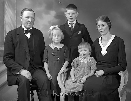 Runar Johansson Korpklev Kisa
raja
Far o Mor och tre barn

raja
Lantbrukare Runar Johansson född i Kisa(1900-1974) med hustrun Svea född Nysten (1904-1975). Barnen Sven, Britta och Stina. Familjen bodde i Korpklev Kisa.
Källa: Studiegruppen hembygdsgården. 
Nyckelord: Johansson Kisa