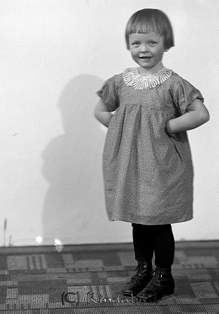 Runar Johansson Korpklev Kisa
raja
Flicka klädd i klänning

raja
Inga-Stina Johansson Korpklev, Hon var född 1930.
Gift med handlanden Bertil Karlsson Horn. Barn: Björn.Mats och Eva. 
Källa: Gerd Pettersson 

Nyckelord: Johansson Kisa