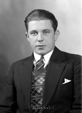 Einar Johansson Kisa
raja
Man klädd skjorta slips och kavaj  

raja
Einar Johansson var bror med Ebbe.Han bodde först i Hitthem och var finsnickare hos Hagqvist Fadern Gustav Johansson på Egnahem byggde bl a båtar. Einar flyttade sedan till Linköping och var inredningssnickare.
Källa: Studiegruppen hembygdsgården. 
Nyckelord: Johansson Kisa