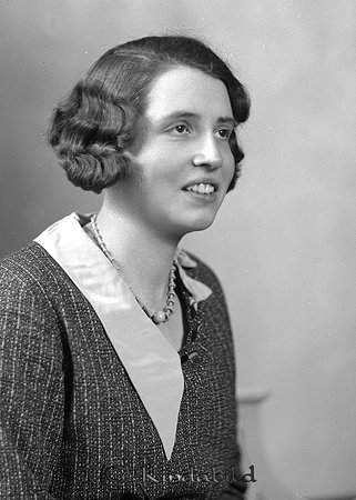 Signe Hjälte Väsby Oppeby
raja
Kvinna klädd i klänning  

raja
Signe Margareta Hjälte född 1915 i Oppeby, dotter till arrendator Väsby Löneboställe Karl-Gustaf Hjälte. Hon gifte sig 1936 och flyttade till �?tvid. Hon var faster till Birger Hjälte i Horn född 1943 i Väsby.
Källa: Kyrkoarkiv Oppeby 
Källa: Studiegruppen Hembygdsgården 

Nyckelord: Hjälte Oppeby