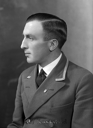 Carl Lundstedt Hotellet Kisa
raja
Man klädd skjorta slips och kavaj  

raja
Karl Anders Lundstedt född 1904-07-17 i Klockrike.
Han arbetade som hotellvaktmästare och kom till Kisa 1931 från Fornåsa.
1970 bor han i Jönköping med hustrun Ellen Viola Margareta född 1912 i Kisa.
Källa: Kyrkoarkiv Kisa 1928-1935 och Folräkning 1970. 
Källa: Gerd Pettersson 

Nyckelord: Lundstedt Kisa