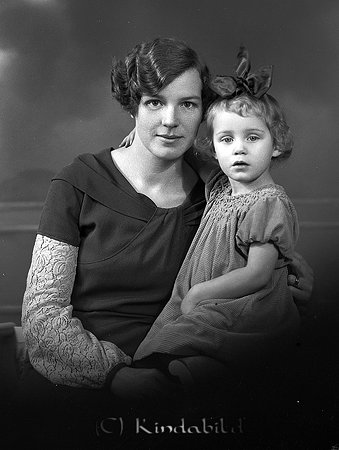 Britt Rasmusson Kisa
raja
Mor och dotter

raja
Alice Rasmusson född 1904 i Kisa, dotter till C A Johansson Millingetorp. På bilden med dottern Britt. Alice var gift 1930 med veterinär Rasmus Rasmusson född 1901 i Svedala och död 1958 i Strängnäs. Alice avled 1993 i Oscars församling i Stockholm.
Källa: Studiegruppen hembygdsgården. 
Nyckelord: Rasmusson Kisa