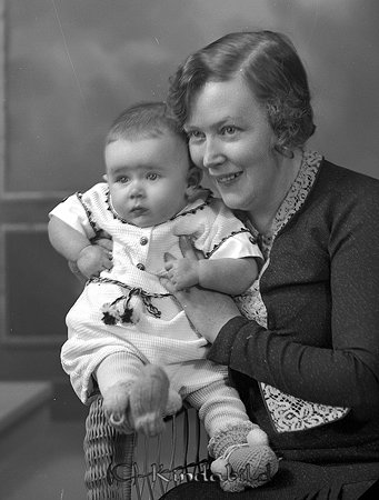 Margit Vahlström Åby Bruk Horn
raja
Litet barn som sitter i famnen till sin mor

raja
Magit Vahlström född Andersson 1905 i Hammar Örebro Län.
 Gift 1932 med Sven Vahlström född 1908 i Västra Husby. Sonen Hans född 1933.
 Källa: Studiegruppen Horn
 Margit död 1940. 
Källa: Studiegruppen Horn 
Nyckelord: Vahlström Horn