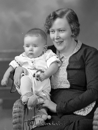 Margit Wahlström Åby Bruk Horn
raja
Litet barn som sitter i famnen till sin mor

raja
Margit Viola Andersson gift Vahlström, maka till handlanden Sven Gustav Vahlström med sonen Hans född 1933 i Horn. De gifte sig 1932 och kom då från Östra Ryd församling.
Källa: kyrkoarkiv Horn
Källa: Gerd Pettersson

Nyckelord: Wahlström Horn
