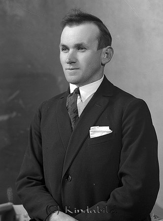 Hjalmar Simonsson Oppeby
raja
Man klädd skjorta slips och kavaj  

raja
Hjalmar Simonsson född 1904 i Stockholm. Han var fosterson hos torparen Anders Gustaf Gustafsson i Lövudden Rumnebo och Anna Sofia Karlsson.
Han var gift med Helga Linnéa Gustafsson född 1915 i Oppeby.
Barn: Gun-Britt född 1947 i Vånga.
1950 bodde familjen i Skärkind och 1960 i Reva Törnevalla.
Källa: Folkräkning 1940, 1950 och 1960 
Källa: Gerd Pettersson


Nyckelord: Simonsson Oppeby