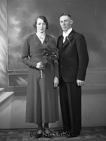 Einar Nöjd Malexander
raja 
Brudpar          

raja
Karl Ejnar Nöjd född 1906 och Signe Olivia född Grip 1906.
Karl Ejnar Nöjd var son till handlande karl Johan Ernst Nöjd och Amanda Charlotta född Grip.
karl Ejnar och hans hustru fick en dotter Signe Margareta 1934.
Källa: Gerd Pettersson

Nyckelord: Nöjd Malexander