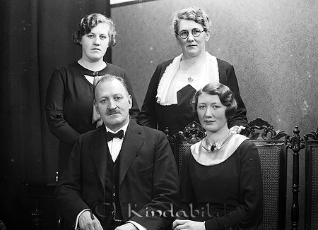 Edvin Wredberg Kisa
raja
Mor o Far med sina döttrar

raja
Edvin och Helga Wredberg med döttrarna Adela och Asta.
Edvind var född 1884 i Vimmerby och Helga 1886 i Vena.
Det var tre bröder Wredberg som flyttade till Kisa och tog över Kisa Gjuteri. Det var förutom Edvind, Martin född 1892 och Valter född 1897.
Adela "Dala" gifte sig med Martin Gustavsson och Asta med Erik Eriksson. På bilden sitter Asta bredvid fadern.
Källa: Studiegruppen hembygdsgården. 
Nyckelord: Wredberg Kisa