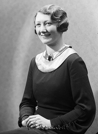 Asta Wredberg Kisa
raja
Kvinna klädd i klänning och bär ett smycke runt halsen  

raja
Asta Wredberg, dotter till Edvind och Helga Wredberg.
Asta gifte sig medslöjdlärare Erik Eriksson.
Källa: Studiegruppen hembygdsgården. 
Nyckelord: Wredberg Kisa
