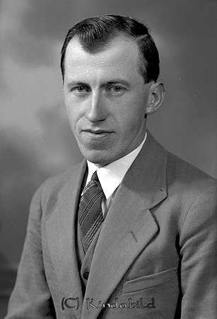 Axel Johansson Tranviken Björkfors
raja
Man klädd skjorta slips och kavaj  

raja
Axel Albert Emanuel Johanson född 1904 i Oppeby, son till Edla Charlotta Johansson från Tranviken.
 Han gifte sig 1953 med distriktssköterskan Olga född Ohlsson 1916 i Kristianstad län.
 Han var kyrkvärd och cyklade alltid till kyrkan.
 Han lät bygga en villa i Björkfors.
 Källa: Studiegruppen hembygdsgården 
Nyckelord: Johansson Björkfors