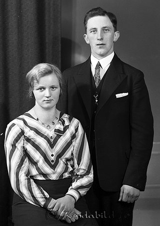 Sten Johansson Rothul Kisa
raja
Man o kvinna han klädd i kostym hon i randig blus och kjol

raja
Sten och Margit Johansson. Sten var född 1910 i Horn och bodde som ung i Gölstugan. Margit var född 1913 i Horn. De hade lantbruk i Ödesjöboda, där barnen Elsie, Gurli, Rune och Birgit växte upp.
De flyttade sedan till Kisa och bodde på Linnegatan 30. Sten var vaktmästare på Kindagård.
Källa: Studiegruppen hembygdsgården 

raja
Barnen heter Elsie, Rune, Gull-Britt och Birgit. 
Källa: mayca

Nyckelord: Johansson Kisa