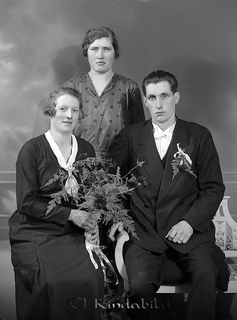 Haldor Castensson Kisa
raja 
Brudpar och en brudtärna      

raja
Brudgummen Haldor Kastensson född i Eriksholm Kisa 1901 och bruden Anna Viola Paulina var född 1904 i Nykil.
 1970 bodde i Vallnäs stn Ingatorp. Haldor dog 1976 och Anna 1978 i Ingatorp.
 Haldor var bror till Aice Kristina Torborg "Stina i Breddarp" född 1909.
 Han hade flera syskon, Nils Ture född 1898, Estrid Maria född 1900, Hildur Margareta född 1904,samtliga född i Kisa. Brudtärnan är säkert systern "Stina".
 Källa: Sv dödbok och Folkräkning. 
Källa: Gerd Pettersson   
Nyckelord: Castensson Kisa