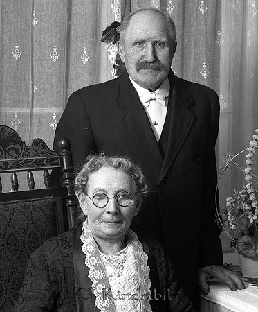 Hallbom Egna Hem
raja
Man och kvinna bredvid ett bord fyllt med blommor

Nyckelord: Hallbom Egna Hem