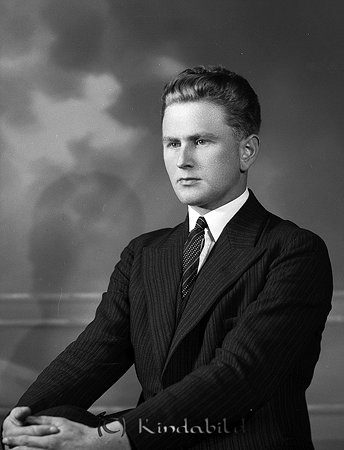 Helmer Jacobsson Hycklinge
raja
Man klädd skjorta slips och kavaj  

Nyckelord: Jacobsson Hycklinge