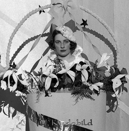 Ingrid Wallenberg Kisa
raja
Tre stycken blomsterarrangemang med ett kvinnofotografi i varje visas i ett skyltfönster

Nyckelord: Wallenberg Kisa